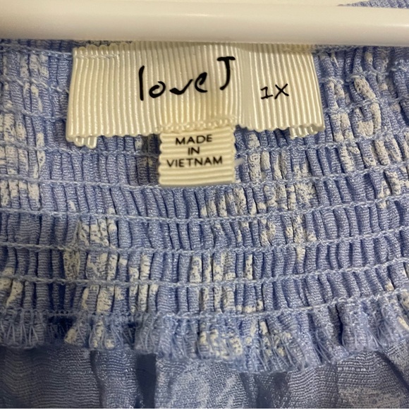 Love J 1X Blue Floral Off The Shoulder Smocked Top - Picture 2 of 3